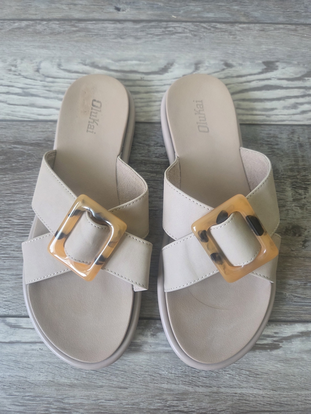 OluKai Women's La'i Taupe Beige Slide Sandals with Tortoiseshell Buckle Size 7